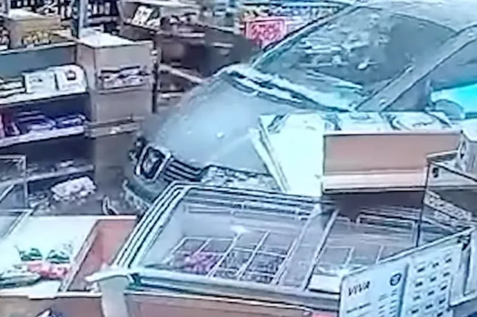 Betolta egy Pest vármegyei benzinkút shopjába az előtte álló autót egy Audi