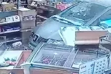 Betolta egy Pest vármegyei benzinkút shopjába az előtte álló autót egy Audi