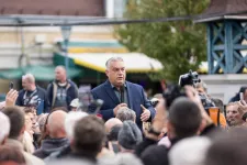 A pesterzsébeti piacon kezdte a Brüsszel elleni aláírásgyűjtő kampányát Orbán Viktor