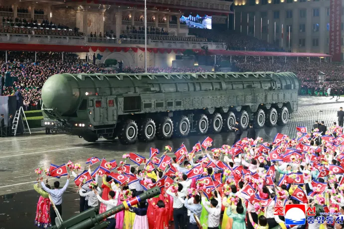 Az Egyesült Államokat is elérő új interkontinentális rakétát mutatott be Észak-Korea