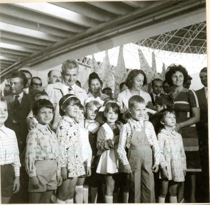 Gyerekek köszöntik a Ceaușescu-házaspárt – Fotó: IICMER