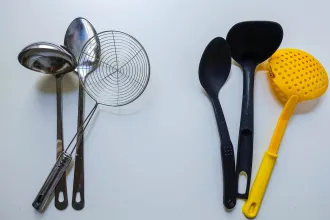 Kevesebb mikroműanyagot enne? Ebben a sorrendben cserélje le a konyhaeszközeit