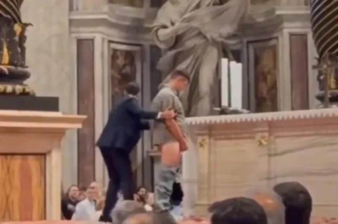 Egy fiatal férfi felmászott a Szent Péter sírja felett álló oltárra, és lepisilte azt