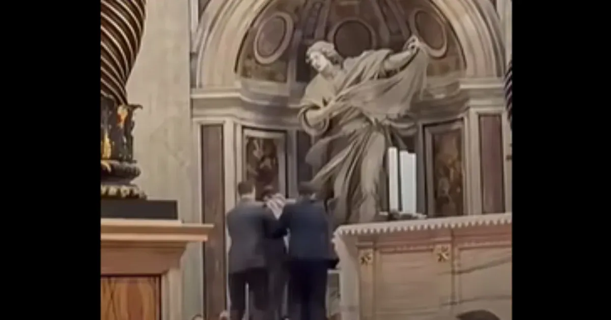 A pápa sürgősen szertartást rendelt el Szent Péter sírjánál, miután egy turista levizelte azt
