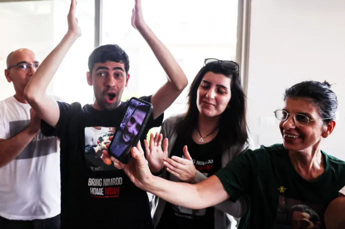 Az egyik kiszabadult túsz, Nimrod Cohen családja mutatja a felvételt a kiszabadulást követő videobeszélgetésről 2025. október 13-án Jaffában – Fotó: Tomer Appelbaum / Reuters