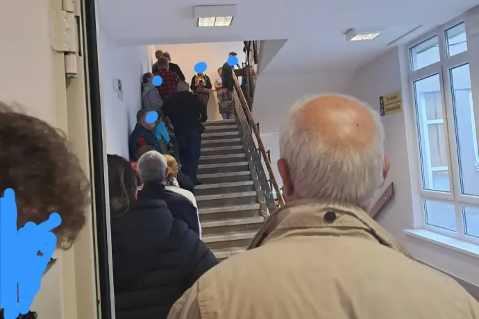 Csak személyesen jutnak ultrahangidőponthoz, órákig állnak sorban a betegek a váci kórházban