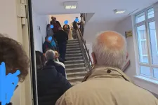 Csak személyesen jutnak ultrahangidőponthoz, órákig állnak sorban a betegek a váci kórházban