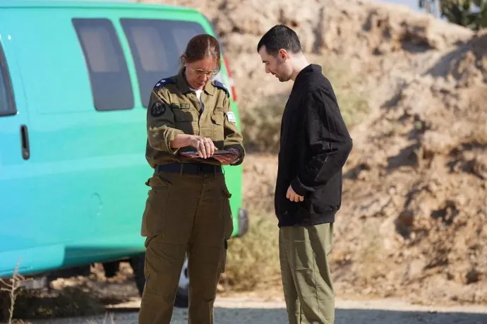 Guy Gilboa-Dalal (j) szabadulása után beszél az izraeli hadsereg képviselőjével, és az ikrek Gali és Ziv Berman együtt nyilatkoznak a sajtónak – Fotó: Israel Defense Forces / Reuters