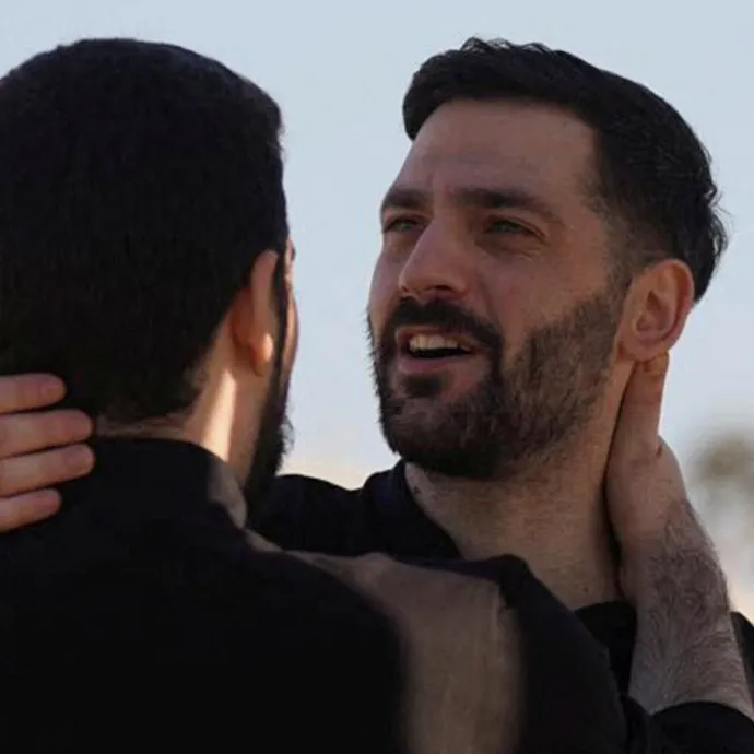 Guy Gilboa-Dalal (j) szabadulása után beszél az izraeli hadsereg képviselőjével, és az ikrek Gali és Ziv Berman együtt nyilatkoznak a sajtónak – Fotó: Israel Defense Forces / Reuters