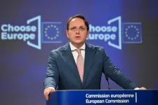 Von der Leyen személyesen kérdezte meg a kémügyről Várhelyi Olivért