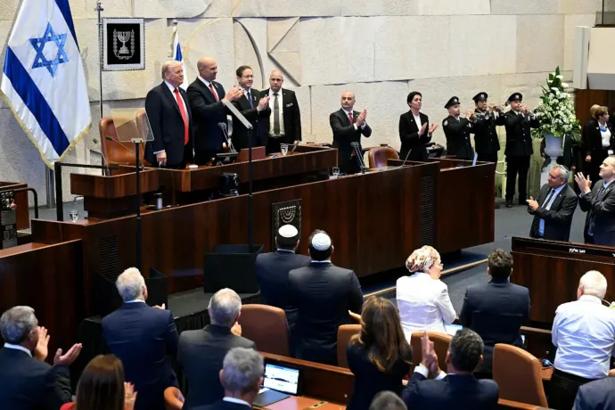 „Izrael biztonságát már nem fenyegetik” – Trump az izraeli parlamentben mondott beszédet