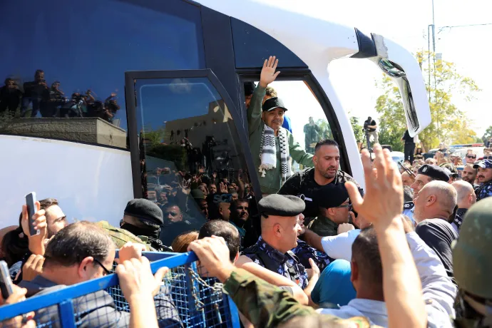 Palesztin foglyok szállnak le az őket szállító buszról 2025. október 13-án Ramallahban – Fotó: Mussa Qawasma / Reuters