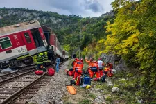Összeütközött két vonat Szlovákiában a magyar határ közelében, többen súlyosan megsérültek
