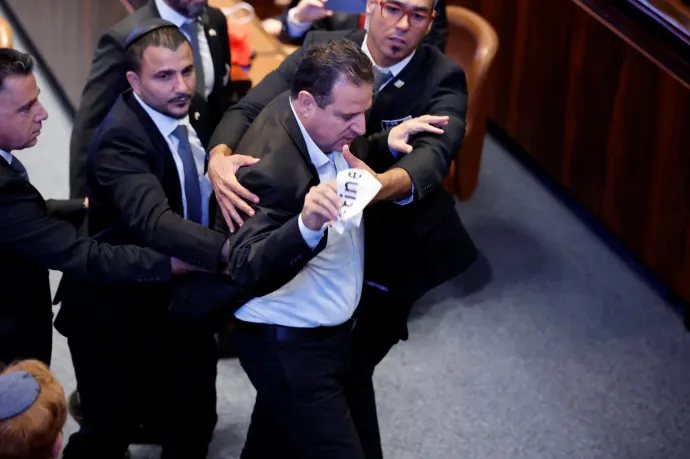 Megzavarták Trump beszédét, kivezettek két képviselőt az izraeli parlamentből