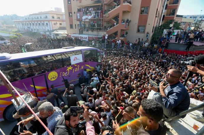 A Hamász a kiszabadult túszok mellett négy holttestet átadott, Izrael 1968 palesztin foglyot engedett el