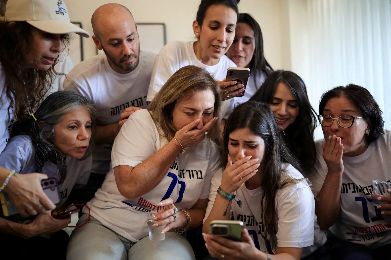 Telefonon beszélnek az egyik izraeli tússzal rokonai a szabadon engedése előtt, 2025. október 13-án – Fotó: Itai Ron / Reuters