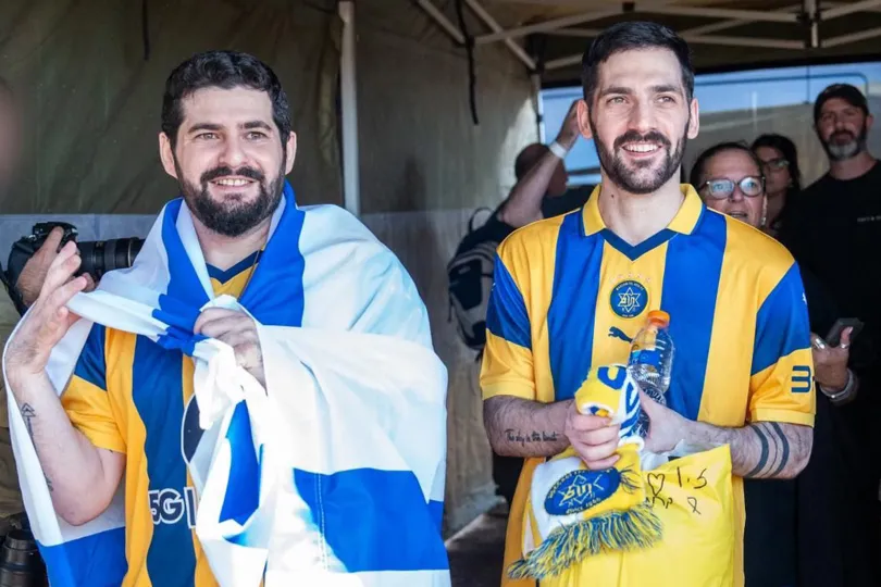 Alon Ohel, az egyik szabadon engedett izraeli túsz helikopteren utazik a családjával / Joszef-Csaim Ohana megcsókolja anyját szabadon engedése után / az izraeli-magyar állampolgár Omri Miran átöleli feleségét, Lisán Miran-Lavot / a külön fogva tartott ikrek, Ziv és Gali Berman – Fotó: IDF / Reuters