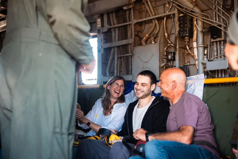 Alon Ohel, az egyik szabadon engedett izraeli túsz helikopteren utazik a családjával / Joszef-Csaim Ohana megcsókolja anyját szabadon engedése után / az izraeli-magyar állampolgár Omri Miran átöleli feleségét, Lisán Miran-Lavot / a külön fogva tartott ikrek, Ziv és Gali Berman – Fotó: IDF / Reuters