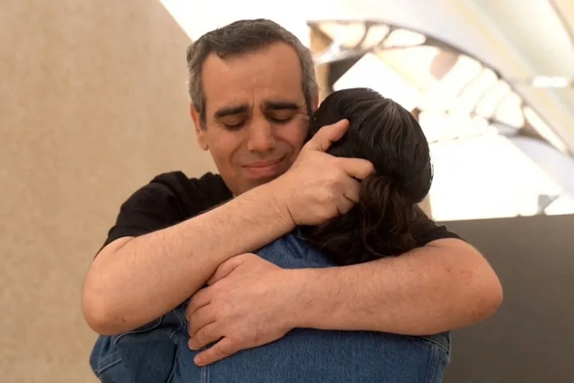 Alon Ohel, az egyik szabadon engedett izraeli túsz helikopteren utazik a családjával / Joszef-Csaim Ohana megcsókolja anyját szabadon engedése után / az izraeli-magyar állampolgár Omri Miran átöleli feleségét, Lisán Miran-Lavot / a külön fogva tartott ikrek, Ziv és Gali Berman – Fotó: IDF / Reuters
