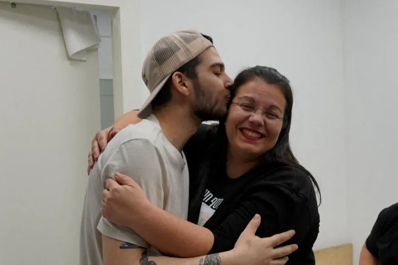 Alon Ohel, az egyik szabadon engedett izraeli túsz helikopteren utazik a családjával / Joszef-Csaim Ohana megcsókolja anyját szabadon engedése után / az izraeli-magyar állampolgár Omri Miran átöleli feleségét, Lisán Miran-Lavot / a külön fogva tartott ikrek, Ziv és Gali Berman – Fotó: IDF / Reuters