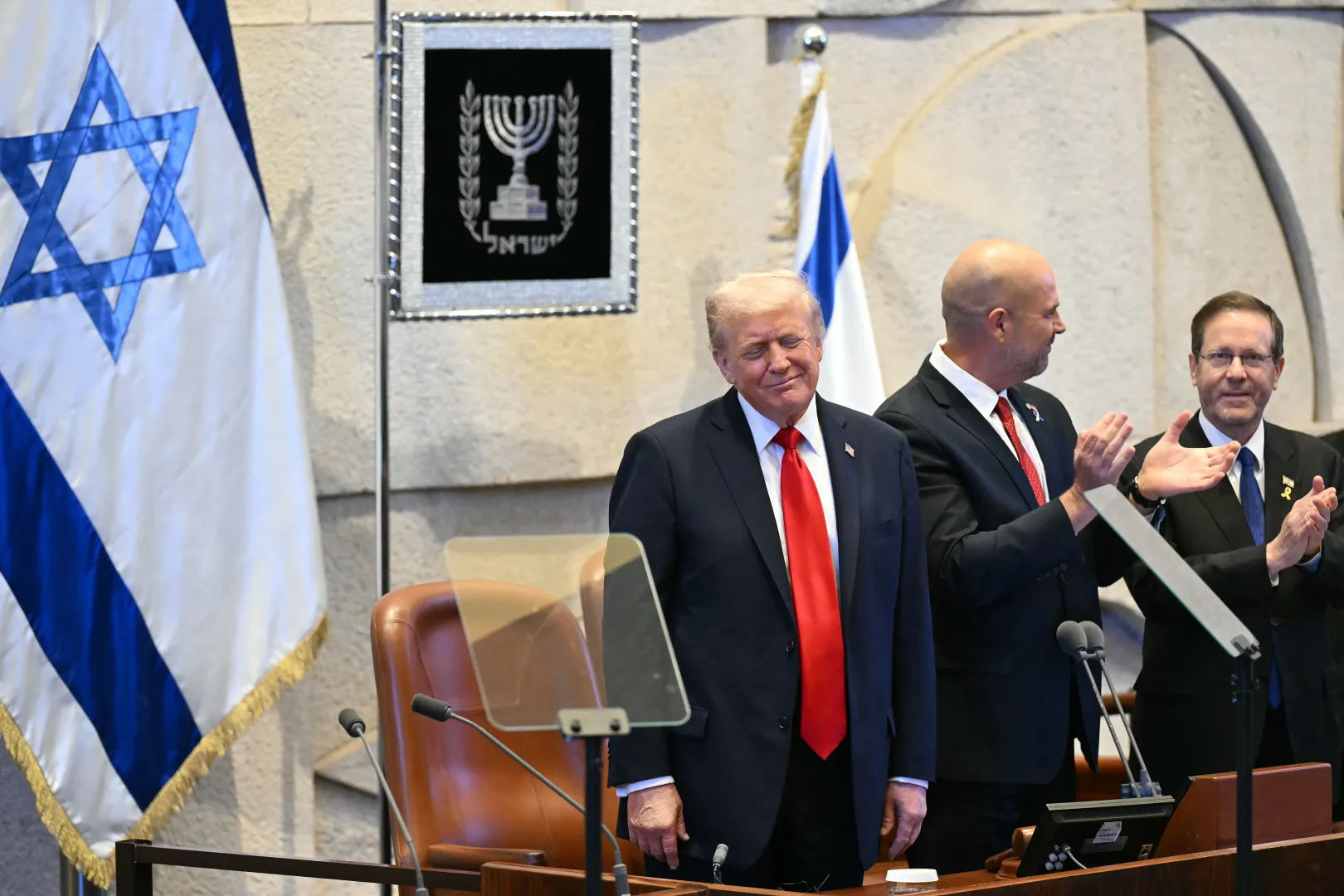Donald Trump amerikai elnököt állva tapsolva fogadják az izraeli parlamentben, 2025. október 13-án – Fotó: Saul Loeb / Pool / Getty Images