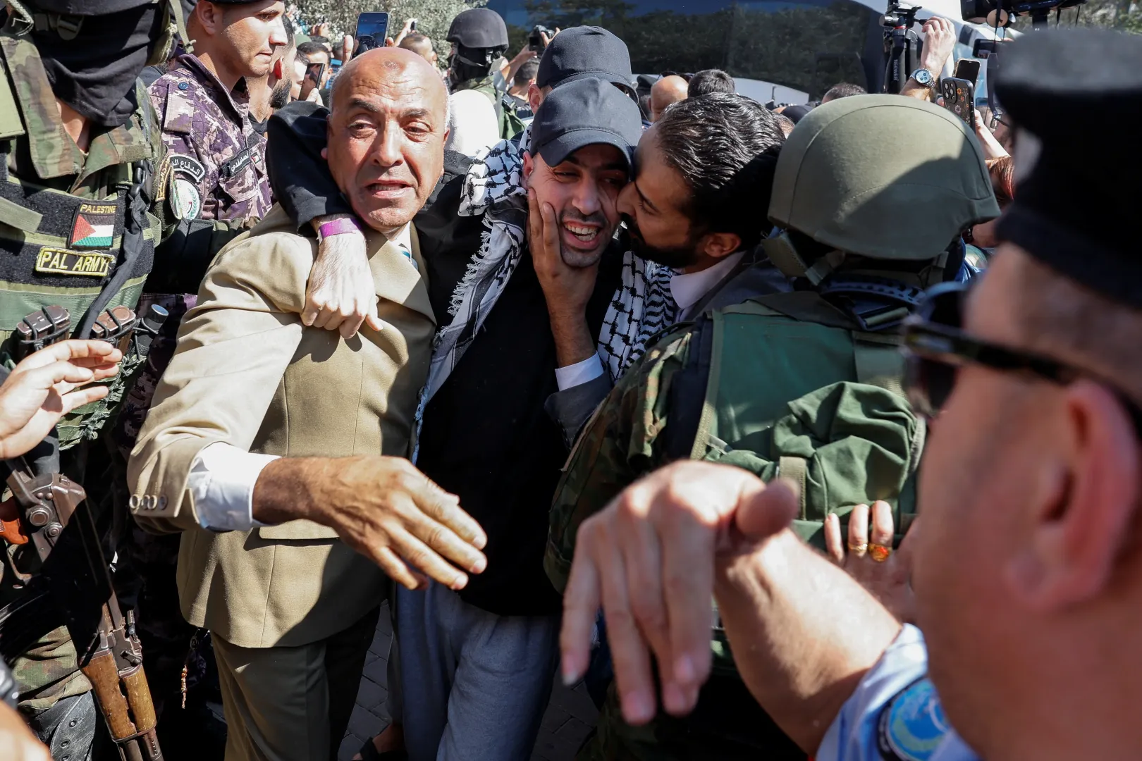 Egy szabadon engedett palesztin foglyot fogadnak a ciszjordániai Ramallah városában, 2025. október 13-án – Fotó: Ammar Awad / Reuters