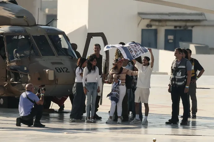 Matan Zangauker, miután katonai helikopterrel megérkezett Tel-Avivba, mellette barátnője, a korábban szabadon engedett Ilana Gritsevsky és édesanyja, Einav Zangauker – Fotó: Jack Guez / AFP