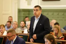 Milliós fizetés mellett 70 ezret fizet az önkormányzati bérlakásért a fideszes képviselő, szerinte ez oké, a polgármester szerint nem