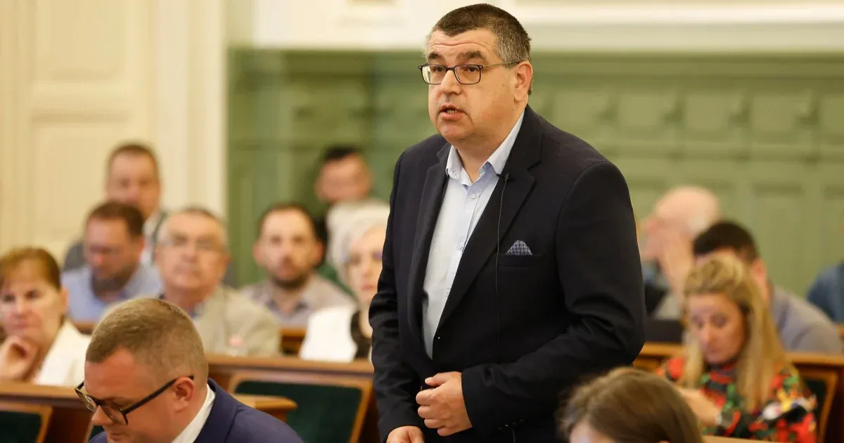 Milliós fizetés mellett 70 ezret fizet az önkormányzati bérlakásért a fideszes képviselő, szerinte ez oké, a polgármester szerint nem