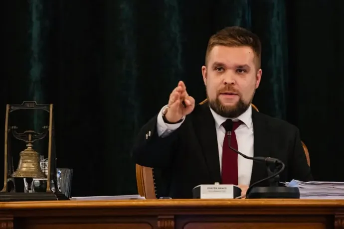 Milliós fizetés mellett 70 ezret fizet az önkormányzati bérlakásért a fideszes képviselő, szerinte ez oké, a polgármester szerint nem