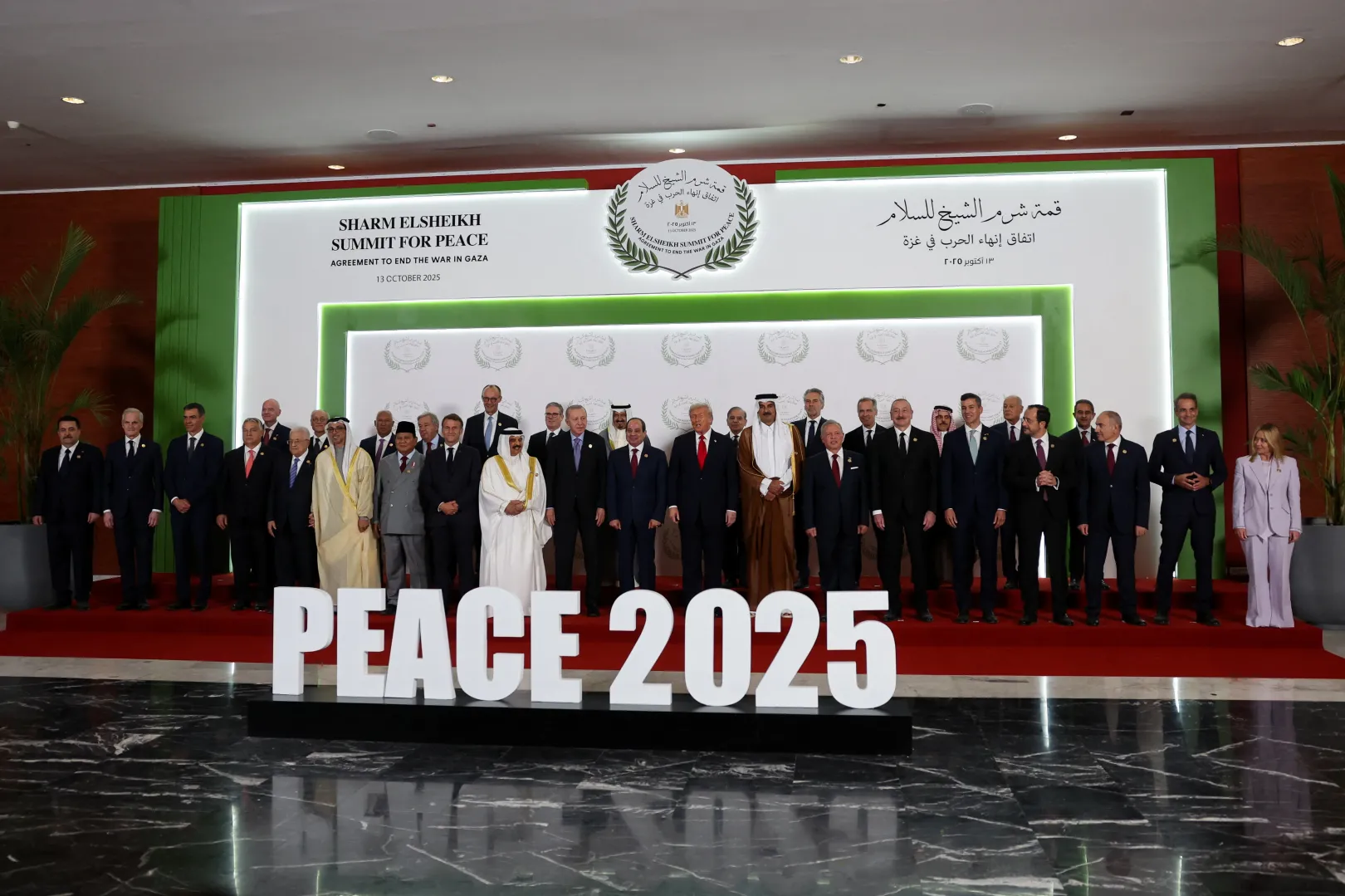 Csoportkép a résztvevőkről az egyiptomi Sarm es-Sejk nemzetközi konferenciaközpontjában 2025. október 13-án. Orbán Viktor a képen balra, az első sor negyedik helyén – Fotó: Suzanne Plunkett / Pool / Reuters