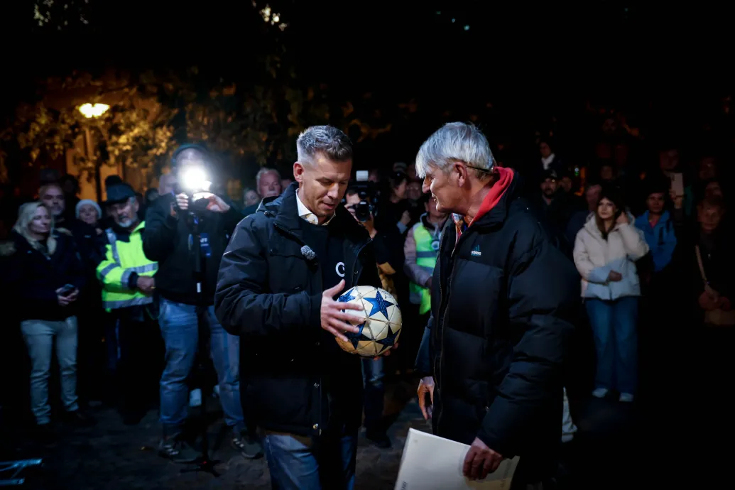 Magyar Péter egy Törőcsik által dedikált focilabdát kapott Szolnokon a legendás focista barátjától