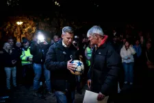 Magyar Péter egy Törőcsik által dedikált focilabdát kapott Szolnokon a legendás focista barátjától