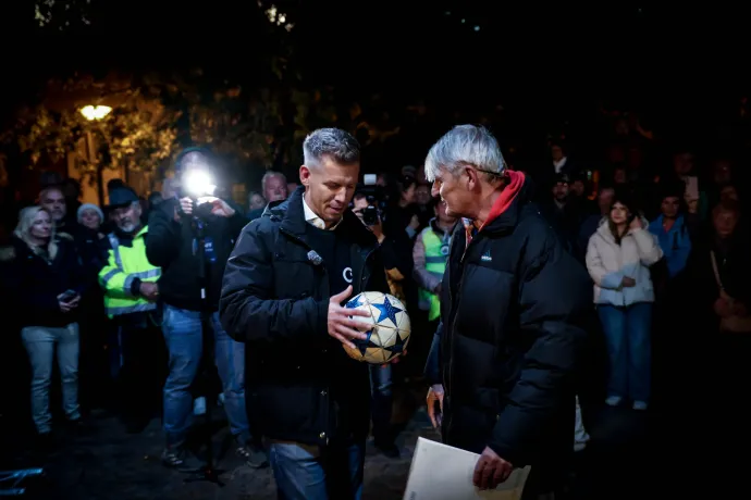 Magyar Péter egy Törőcsik által dedikált focilabdát kapott Szolnokon a legendás focista barátjától