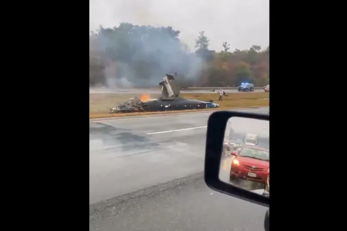 Autópályára zuhant egy repülőgép az USA-ban, ketten meghaltak