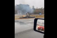 Autópályára zuhant egy repülőgép az USA-ban, ketten meghaltak