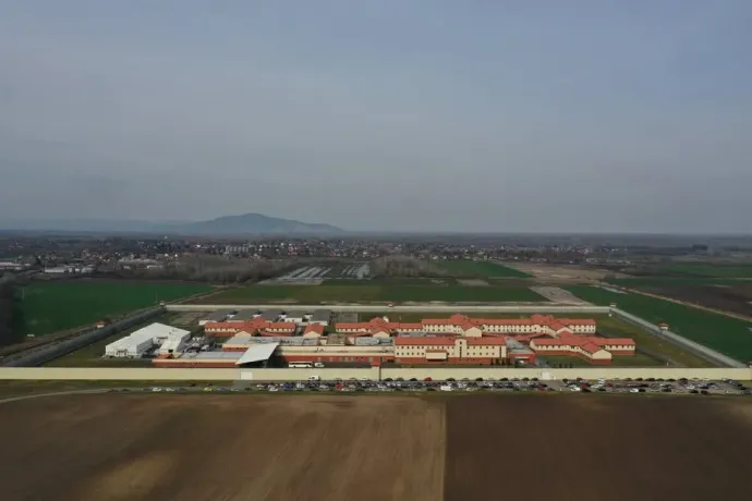 Letöltendőt kapott a tiszalöki börtön orvosa, aki csilipaprikás kesztyűvel vizsgálta meg a rab aranyerét