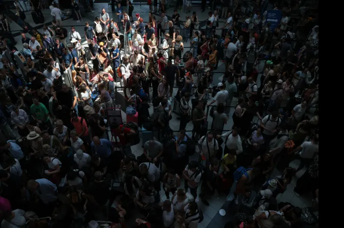 Dúl az uniós vita a légi utasok jogairól, a magyar kormány kulcsszereplő lett