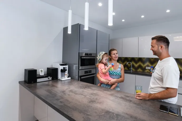 Még mindig csaknem kétszer annyi házimunkát végeznek a magyar nők, mint a férfiak