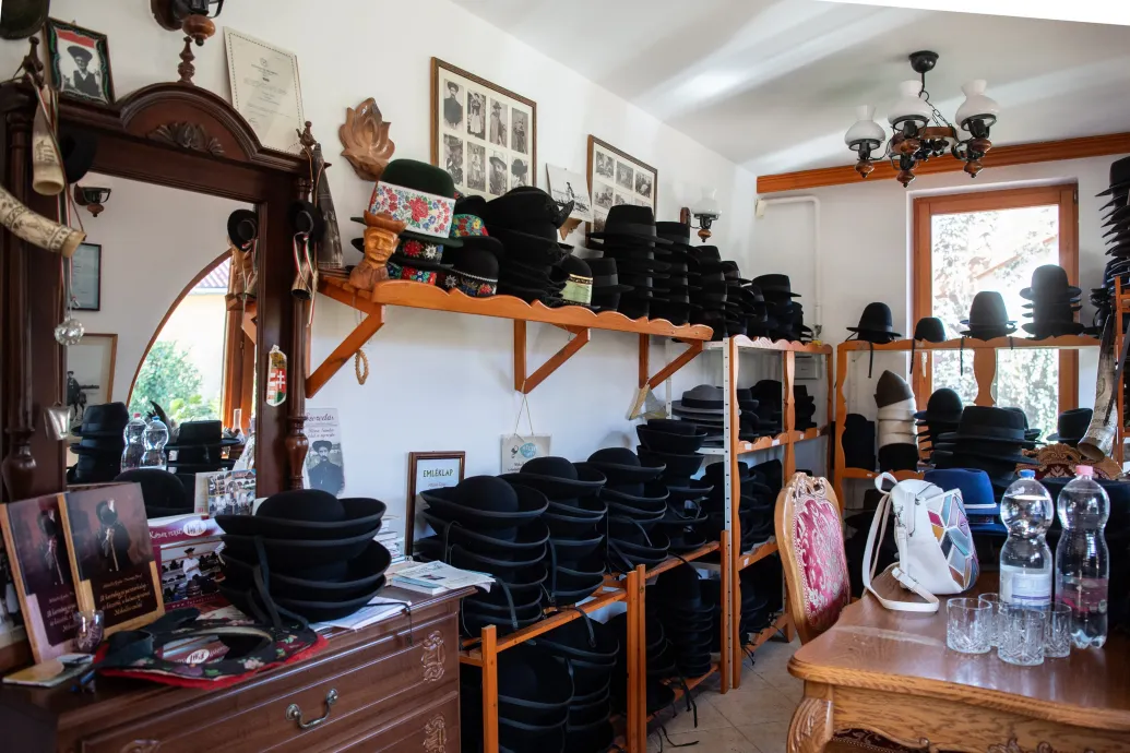 Átvették a családi vállalkozást, hogy megmentsék a baseballsapkától a magyar népviseletet