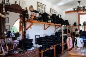 Átvették a családi vállalkozást, hogy megmentsék a baseballsapkától a magyar népviseletet