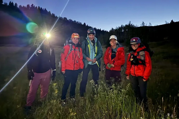 A női mentőcsapat, amint rájuk esteledik a Szent Kereszt Hegyén – Fotó: Vail Mountain Rescue Group