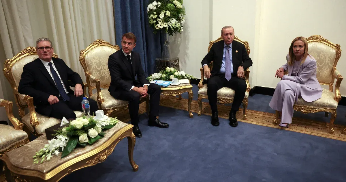 Erdoğan le akarja szoktatni a cigiről Melonit, Macron szerint lehetetlen vállakozás