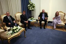 Erdoğan le akarja szoktatni a cigiről Melonit, Macron szerint lehetetlen vállalkozás