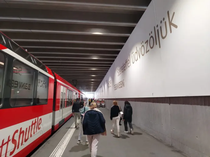 Magyarul is üdvözöltek bennünket a zermatti vonatállomáson – Fotó: Tőkés Hunor / Transtelex