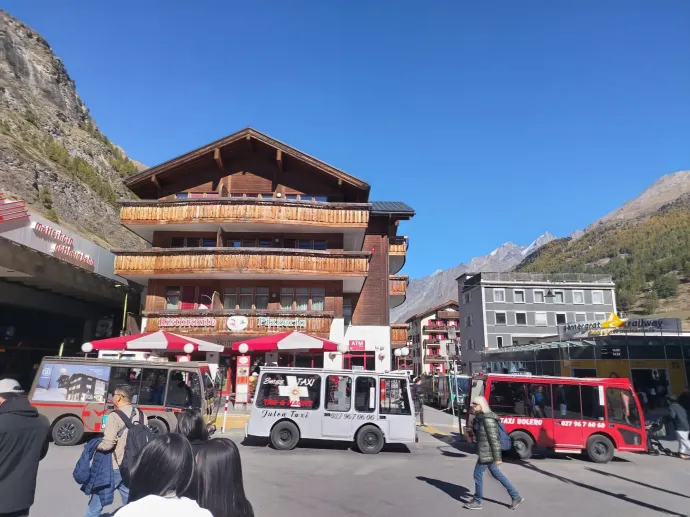 Magyarul is üdvözöltek bennünket a zermatti vonatállomáson – Fotó: Tőkés Hunor / Transtelex