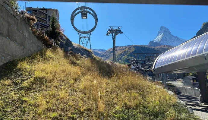 A zermatti kiindulópontból Furiig már gyönyörű, de még megszokottan ősziesen zöld a táj – Fotó: Tőkés Hunor / Transtelex