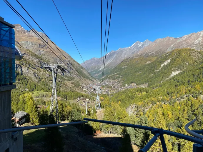 A zermatti kiindulópontból Furiig már gyönyörű, de még megszokottan ősziesen zöld a táj – Fotó: Tőkés Hunor / Transtelex