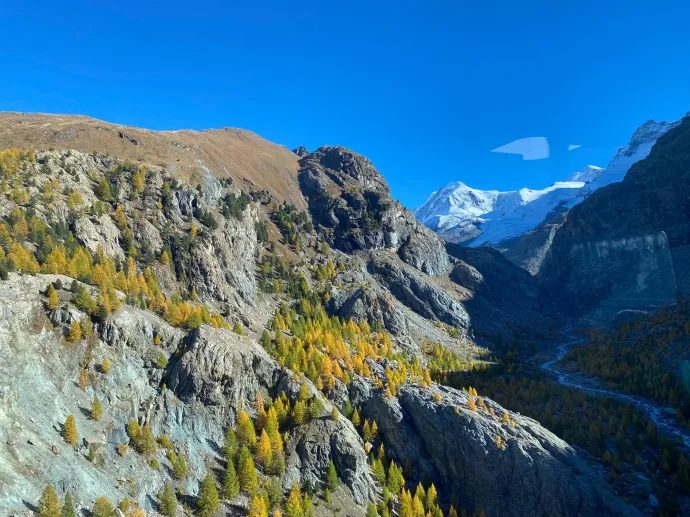 A Matterhorn Glacier Paradise előtti állomáson már számtalan látnivaló van, itt jobban látszik a Matterhorn is, azt az illúziót keltve, hogy karnyújtásnyira van tőlünk. A globális felmelegedés nyomai is megfigyelhetőek, a gleccser visszahúzódása miatt a Matterhorn környezete csupaszon áll – Fotó: Tőkés Hunor / Transtelex