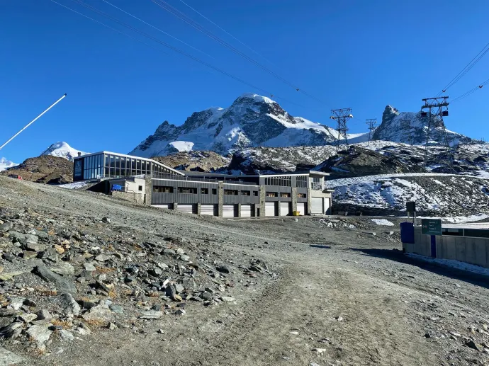 A Matterhorn Glacier Paradise előtti állomáson már számtalan látnivaló van, itt jobban látszik a Matterhorn is, azt az illúziót keltve, hogy karnyújtásnyira van tőlünk. A globális felmelegedés nyomai is megfigyelhetőek, a gleccser visszahúzódása miatt a Matterhorn környezete csupaszon áll – Fotó: Tőkés Hunor / Transtelex